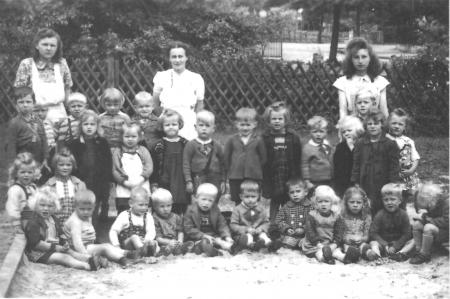 Kindergärtnerinnen mit Kindergruppe 1949