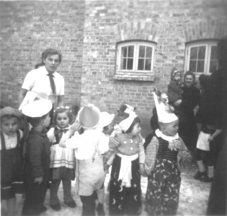 Faschingsfeier im Kindergarten 1955 (1)