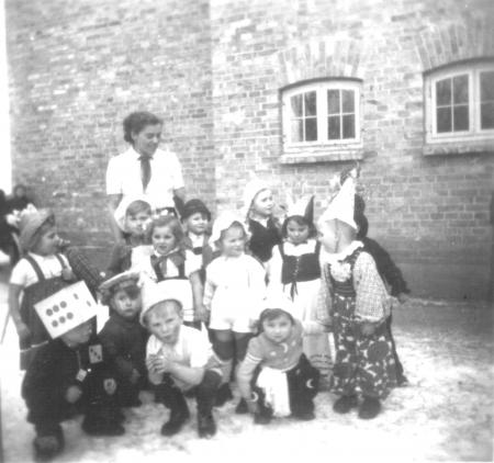 Faschingsfeier im Kindergarten 1955 (2)