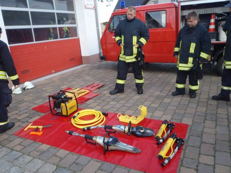 Freiwillige Feuerwehr Amt Friesack - Ausbildung: Umgang mit Schere und  Spreizer