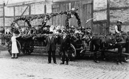 Die Schlakendorfer Gutsleute zum Erntedankfest in Neukalen 1937