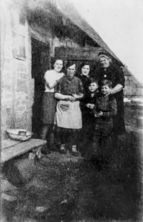 Oben von links: Lotte Hilbricht, Frau Schäfer, Grete Mamerow und Liesbeth Hilbricht; unten links: Fritz Schäfer und rechts: Horst Hilbricht (um 1945)