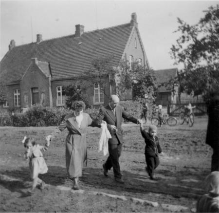 Vor dem Schulgebäude, um 1956