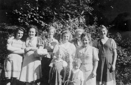 Die Dienstmädchen vom Gutshaus, im Sommer 1943