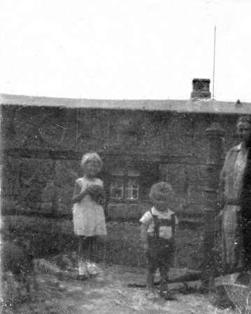 Haus 1 im Hinterdorf mit Brunnen und Wasserpumpe