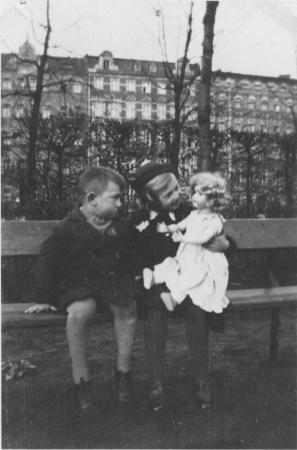 Gertrud Nentwig mit den Kindern Dieter und Hannchen, Stiegauerplatz in Breslau um 1940