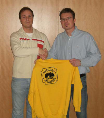 Uebergabe_Pullover_Kopie.jpg Uebergabe_Pullover_Kopie.jpg