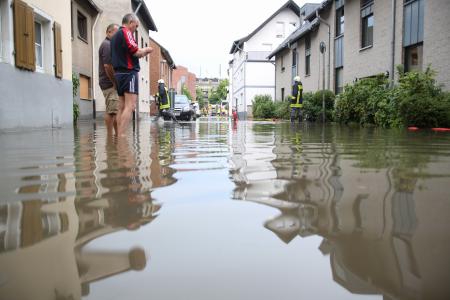 Die gesamte Straße ist überflutet (Quelle: Miklos Laubert www.bf-koeln-einsaetze.de)