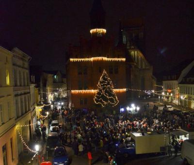 Foto: Stadt Perleberg | Beim Entzünden der Lichter ist der Marktplatz von vielen Gästen besucht (Bild vergrößern)