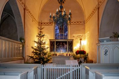 Weihnachtsdekoration in der Dorfkirche 2019, Foto: Jörg Peter (Bild vergrößern)