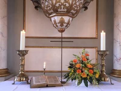 Altar mit Kerzen (Bild vergrößern)