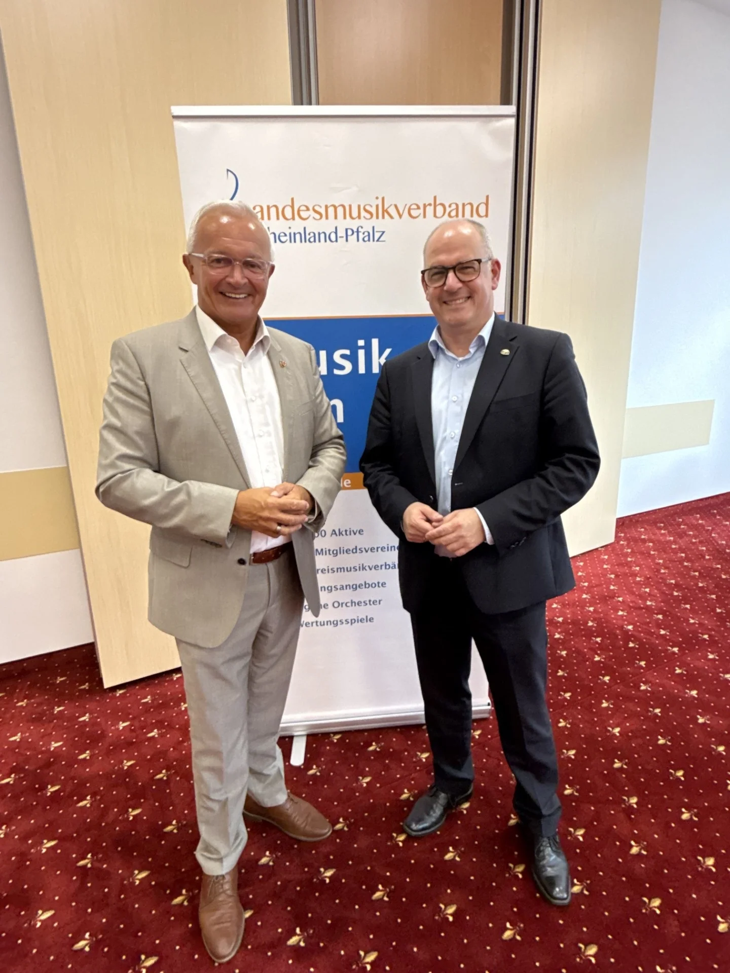 Staffelstabübergabe des Präsidentenamtes von Landrat Achim Hallerbach (li) an Dr. Norbert Herhammer -MdEP (re)