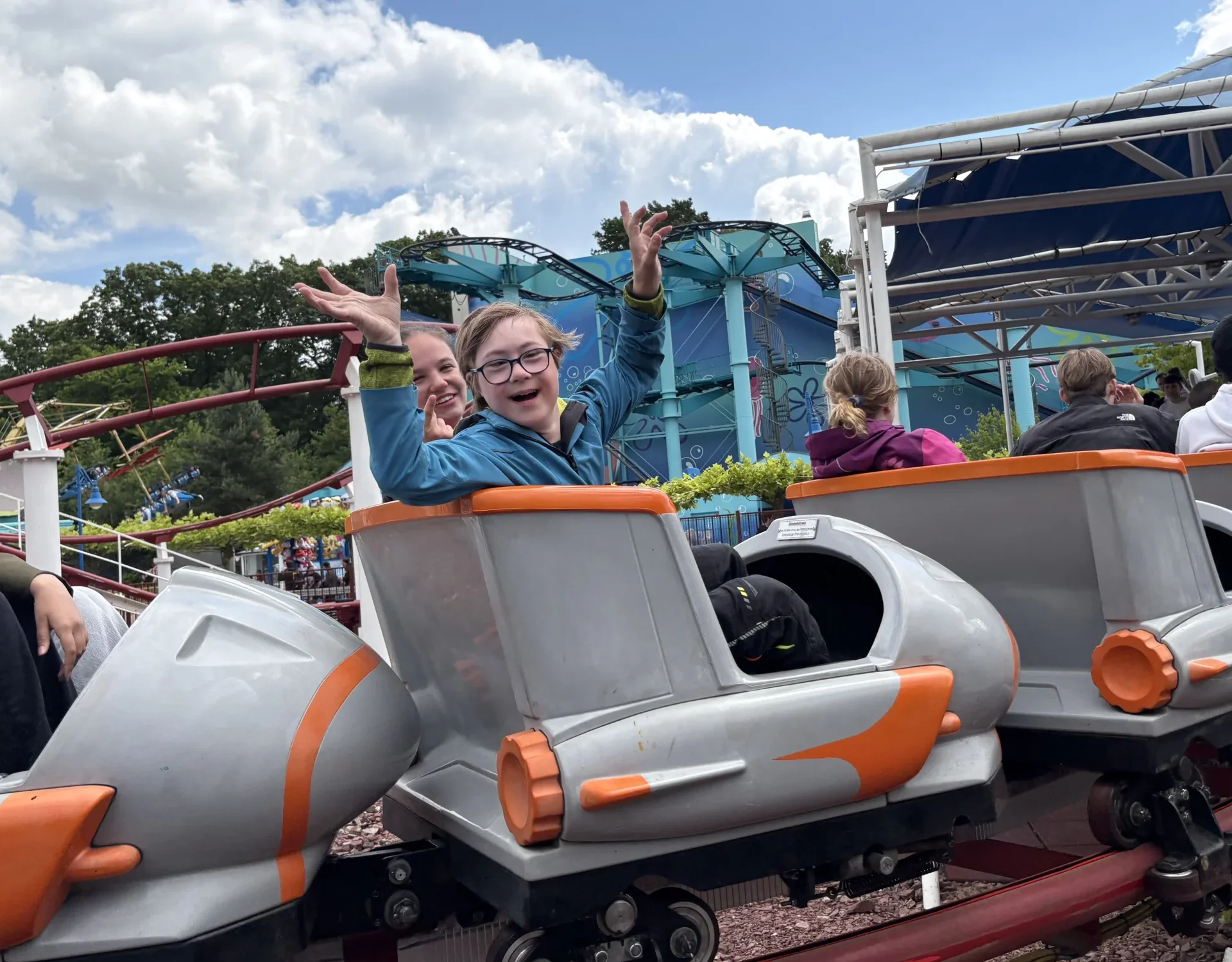 Kinder auf einer Achterbahn im Movie-Park