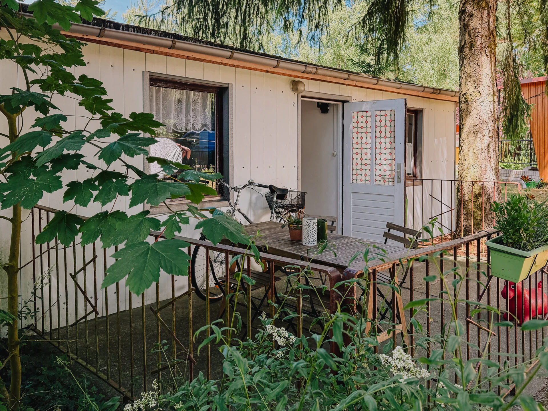 wurlsee-camping-lychen-campinghütte 2-terrasse-pflanzen