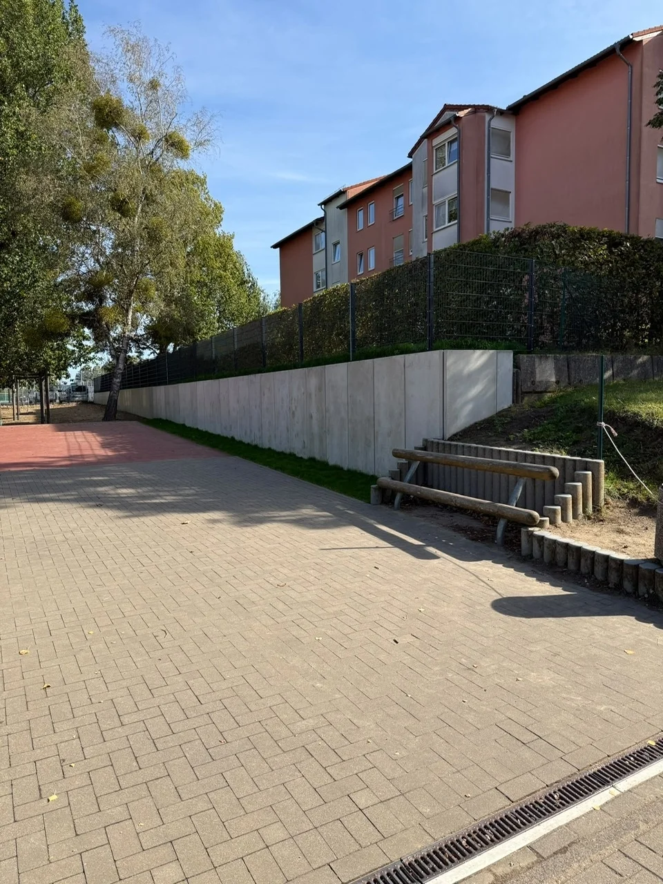 Stützwand auf dem Grundschulhof