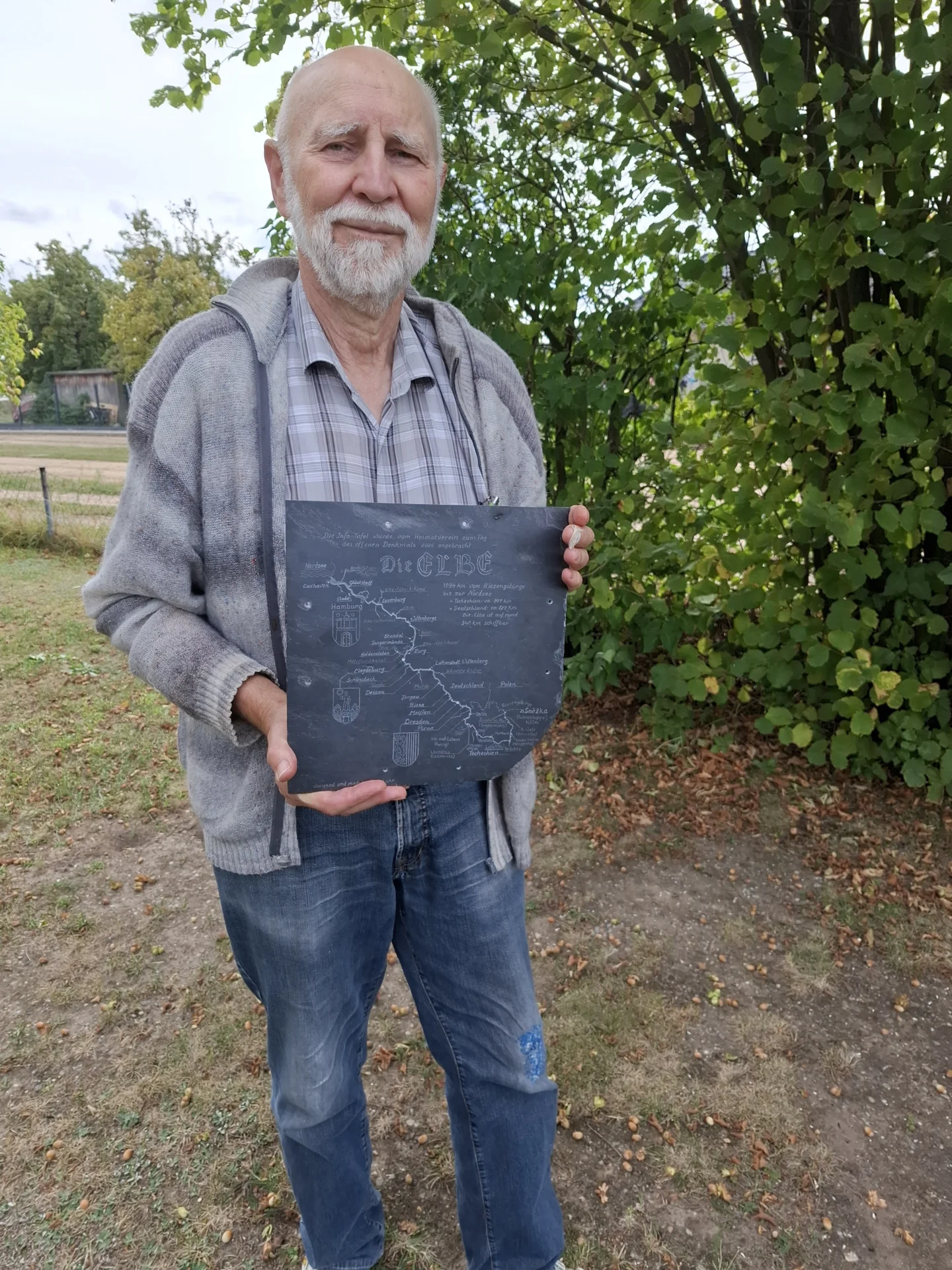 Klaus Lühr mit einer Schieferplatte