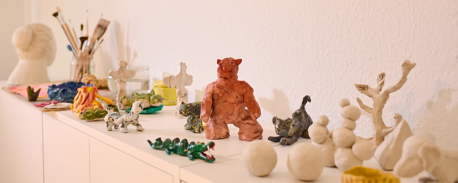 Kunst Ton im Regal