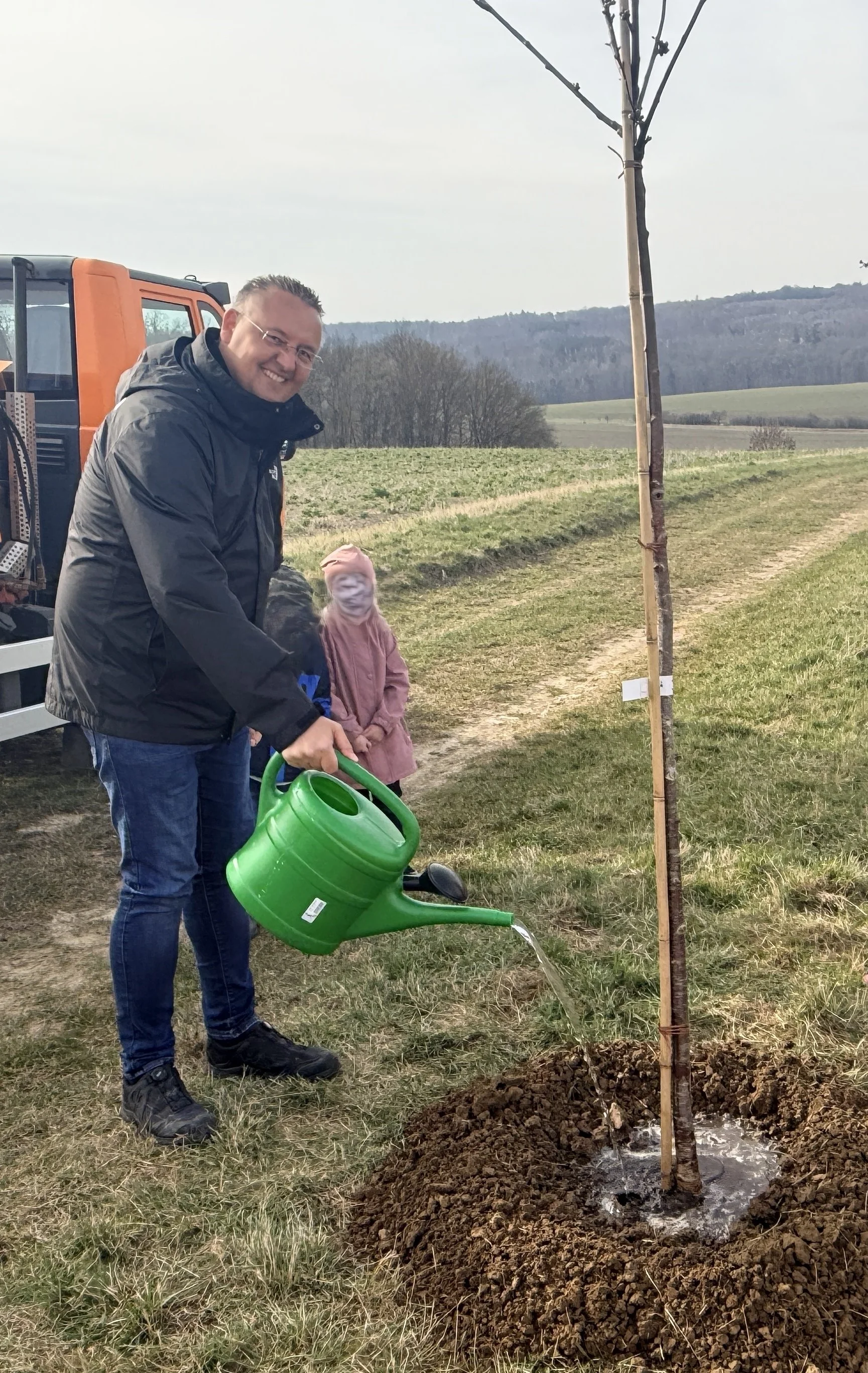 Kita Klettbach Baumpflanzen 4 Bürgermeister André Köhler