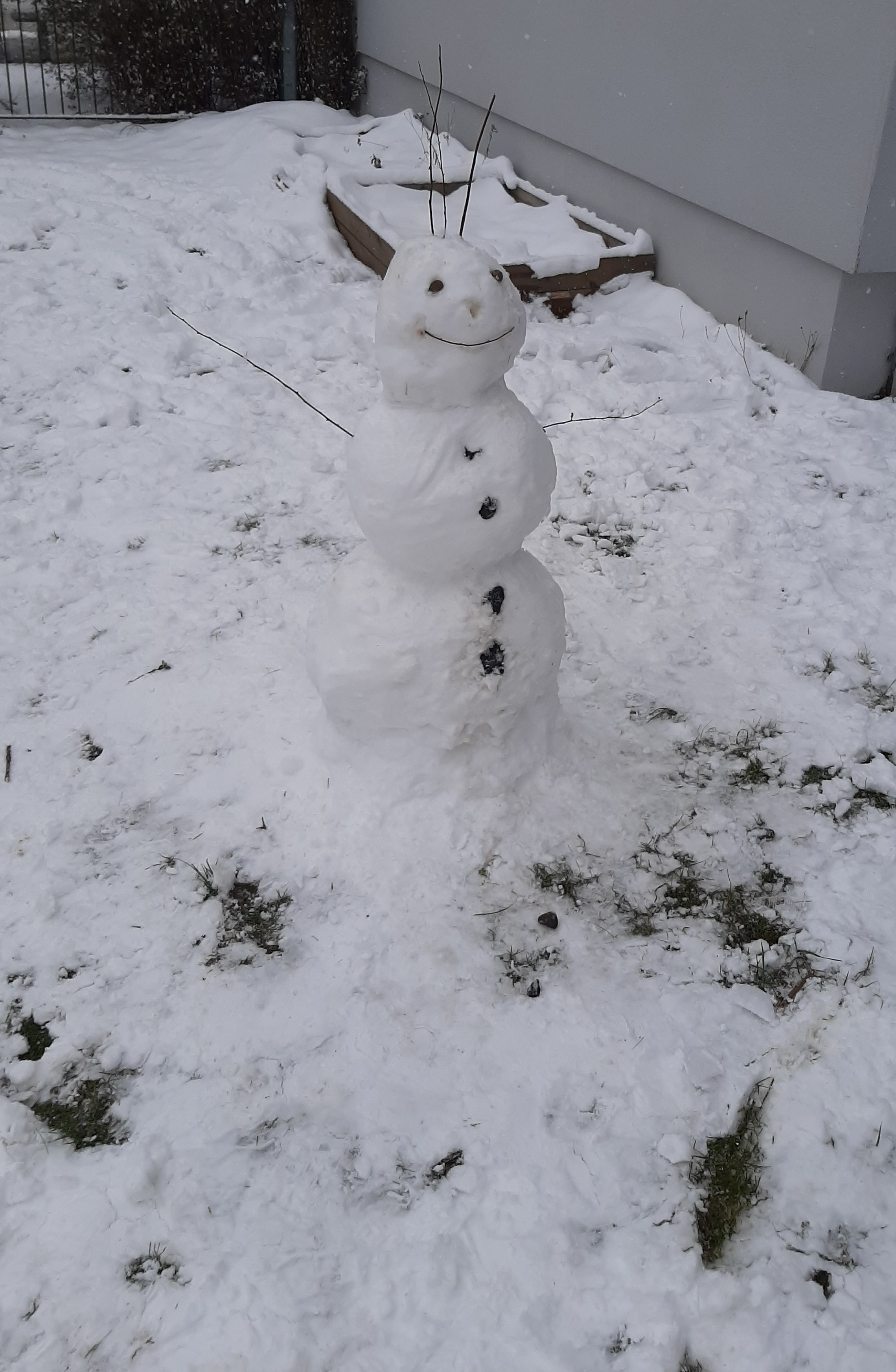 Wir verschönern den verschneiten Garten mit Schneemännern