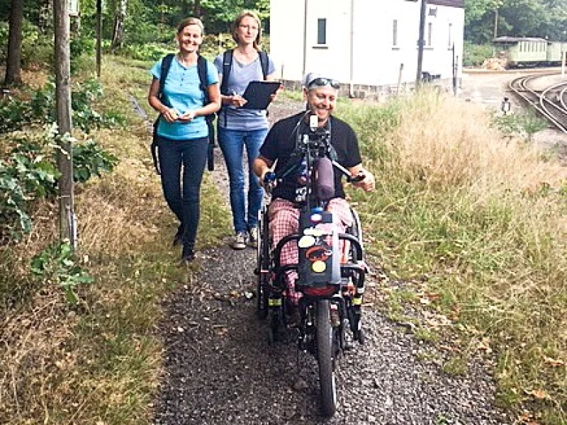 Testlauf - ist dieser Weg geeignet für Rollstuhlfahrer? (Foto: Naturschutzzentrum Zittauer Gebirge)