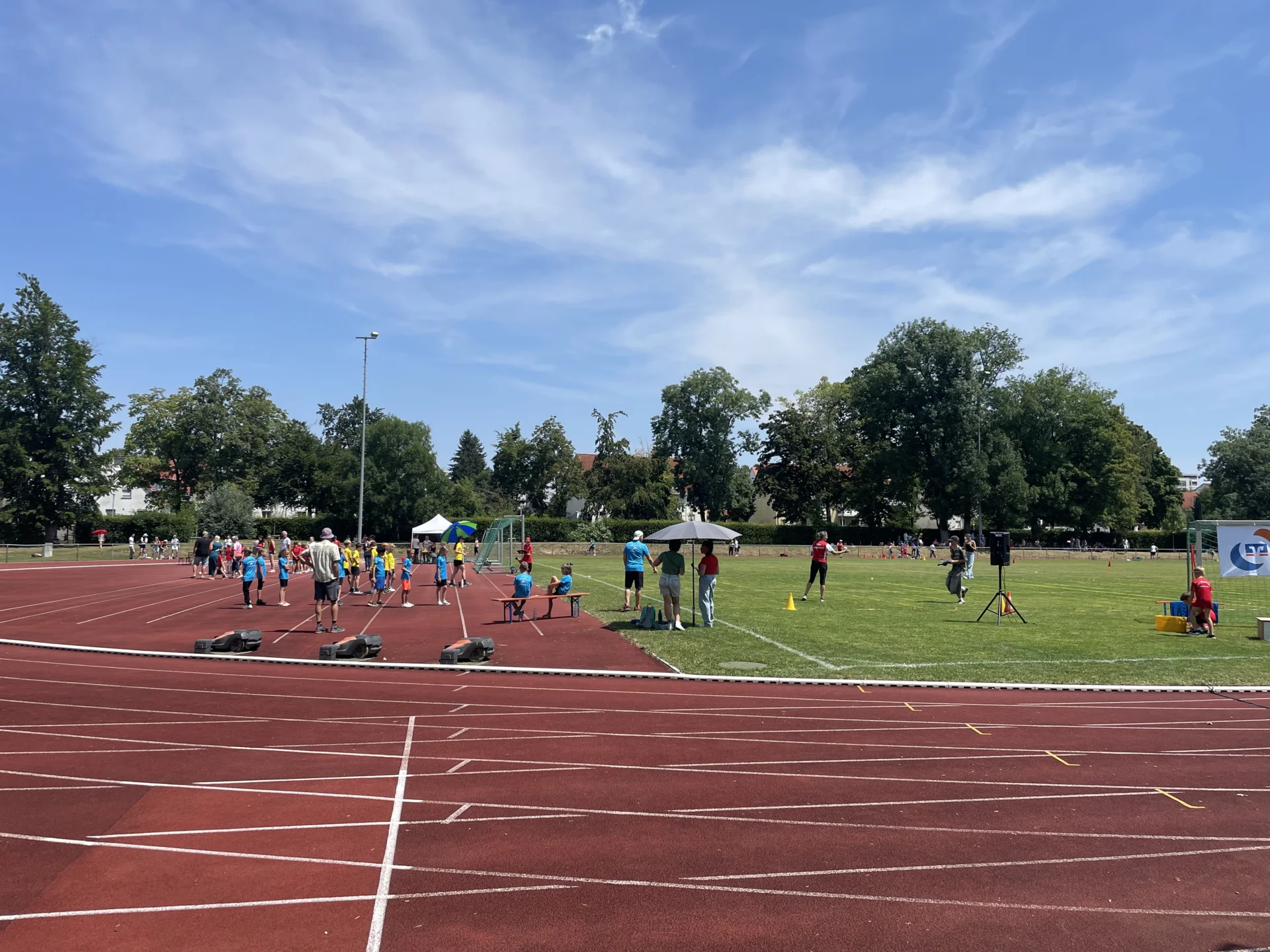 Kinder und Erwachsene treiben Sport im Laupheimer Gretel Bergmann Stadion