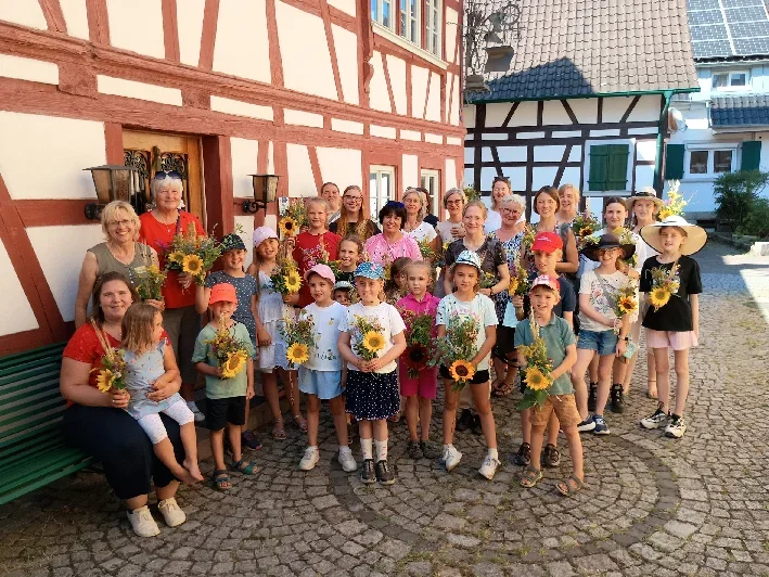 Kinder und Gäste vom Chor aus Guben mit den fertigen Wihennen