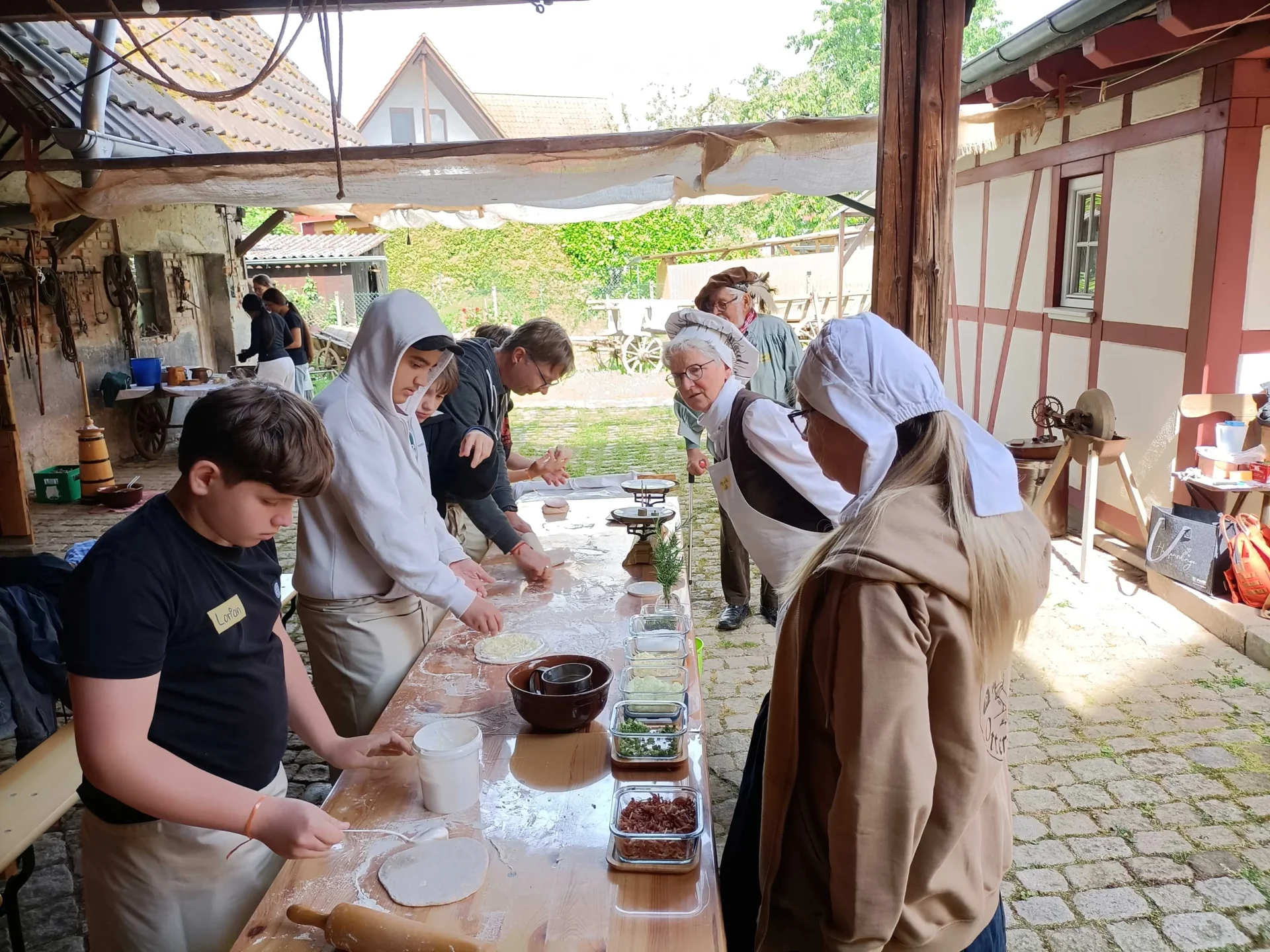 Fladenbrote vorbereiten unter Anleitung von Renate Höß
