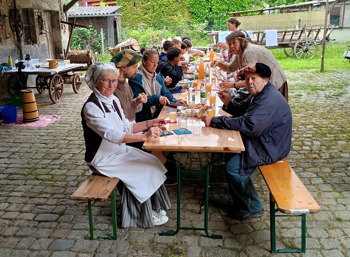 Gemeinsames Essen nach getaner Arbeit