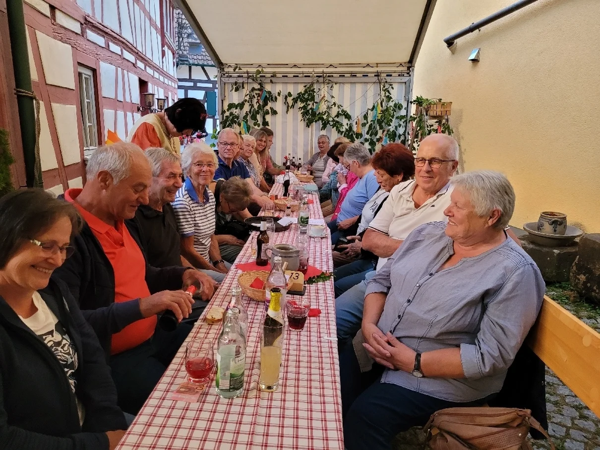 Fröhliches Beisammensein unterm Zeltdach