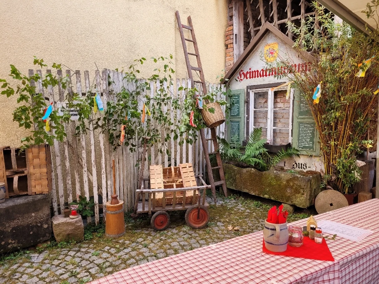 Stimmungsvolle Hofdekoration