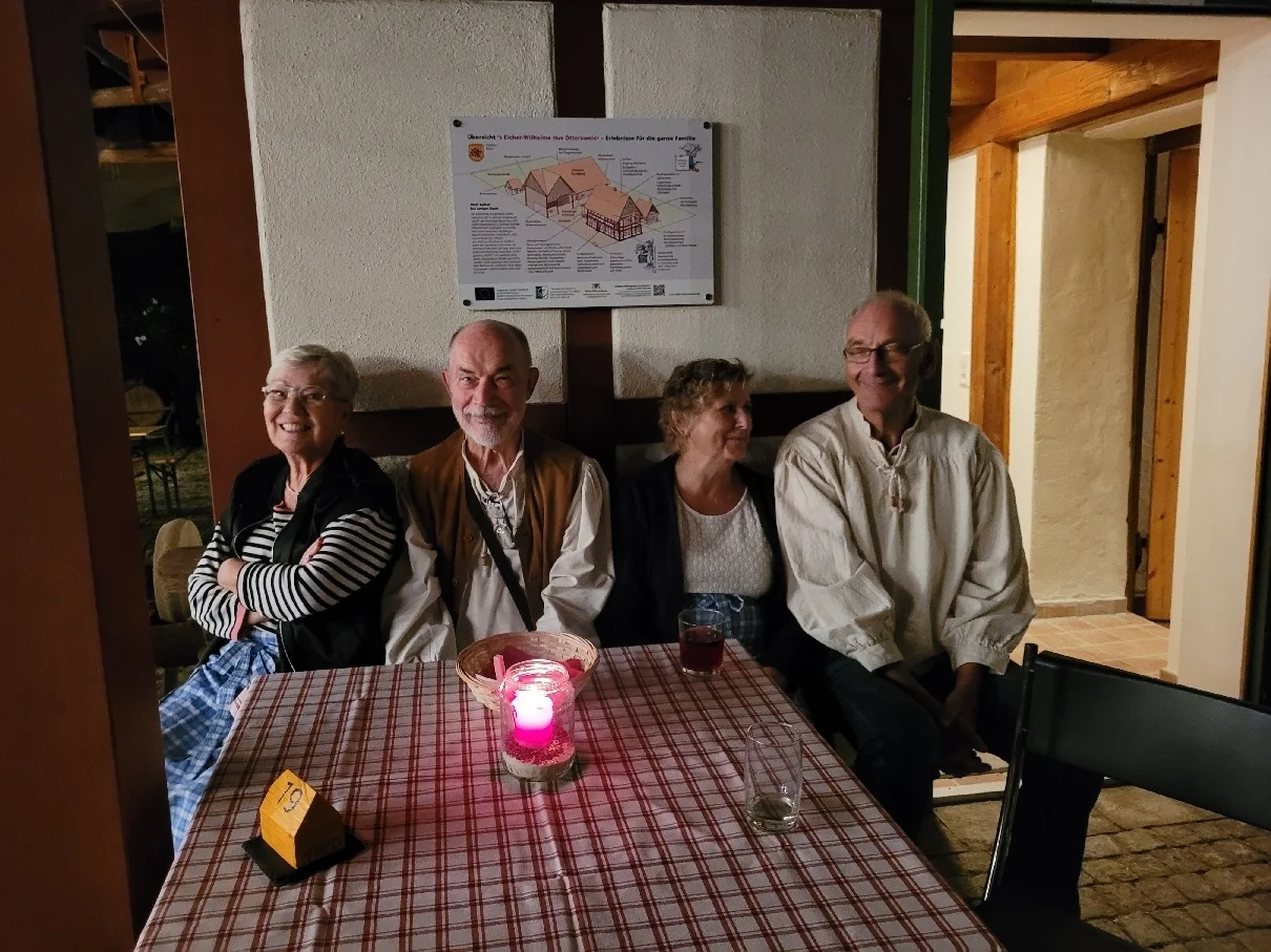 Unsere Helfer zu später Stunde - müde aber zufrieden