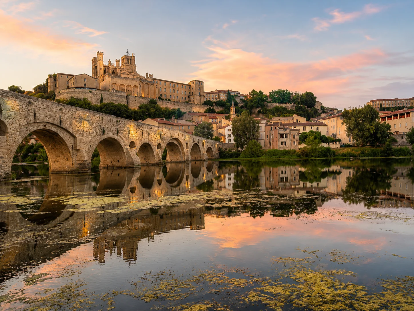 Béziers in Südfrankreich mit Pont Vieux und Kathedrale