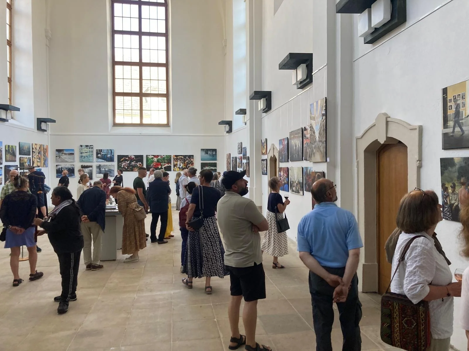 Besucher der Ausstellung zur Eröffnung