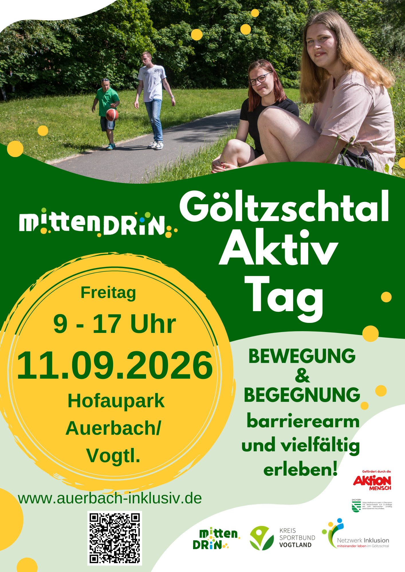 Auf dem Bild sind Personen im Park zu sehen, die in die Kamera lächeln. Es bewirbt den AktivTag am 11.09. im Hofaupark Auerbach/Vogtl.