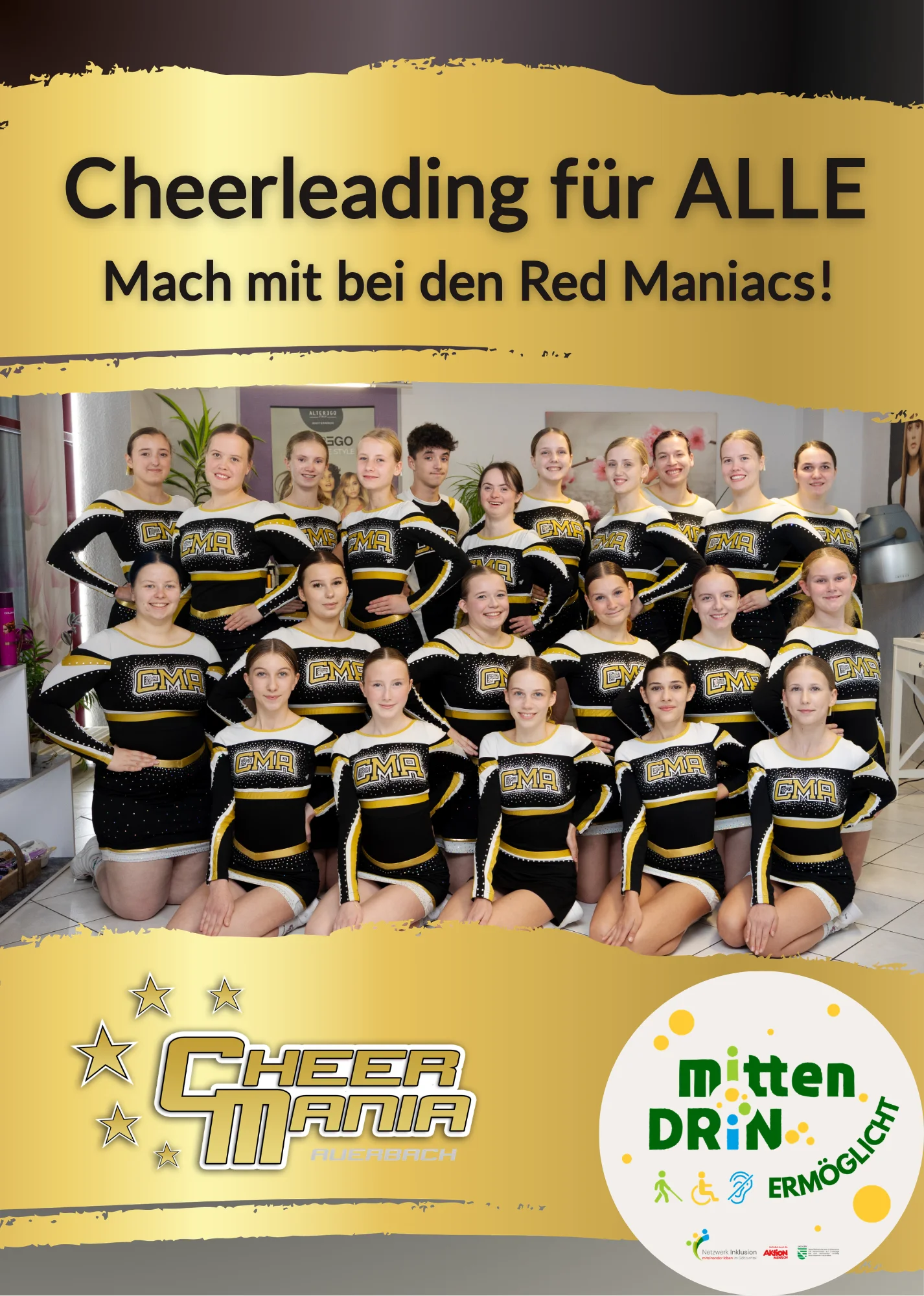 Auf dem Bild sind mehrere junge Menschen zu sehen, die als Cheerleader in Formation nebeneinander stehen und in die Kamera lächeln.