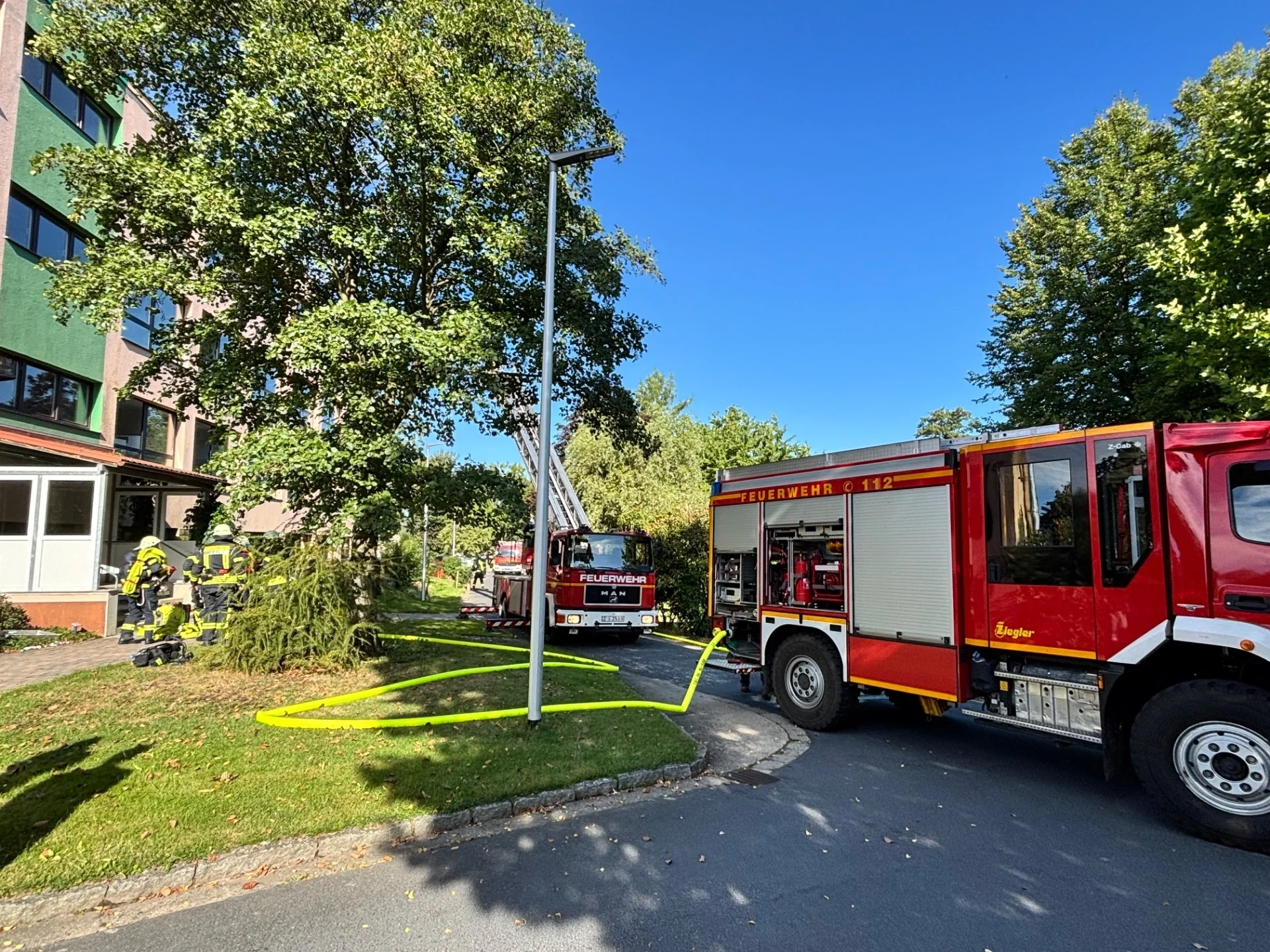 Feuerwehr am Schulgebäude