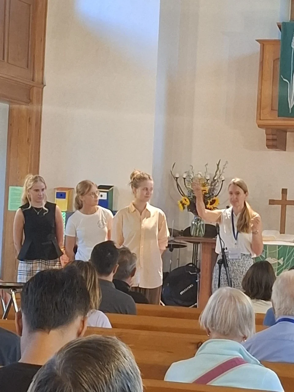 Claudia Grünberg und Schüler:innen bei der Eröffnung