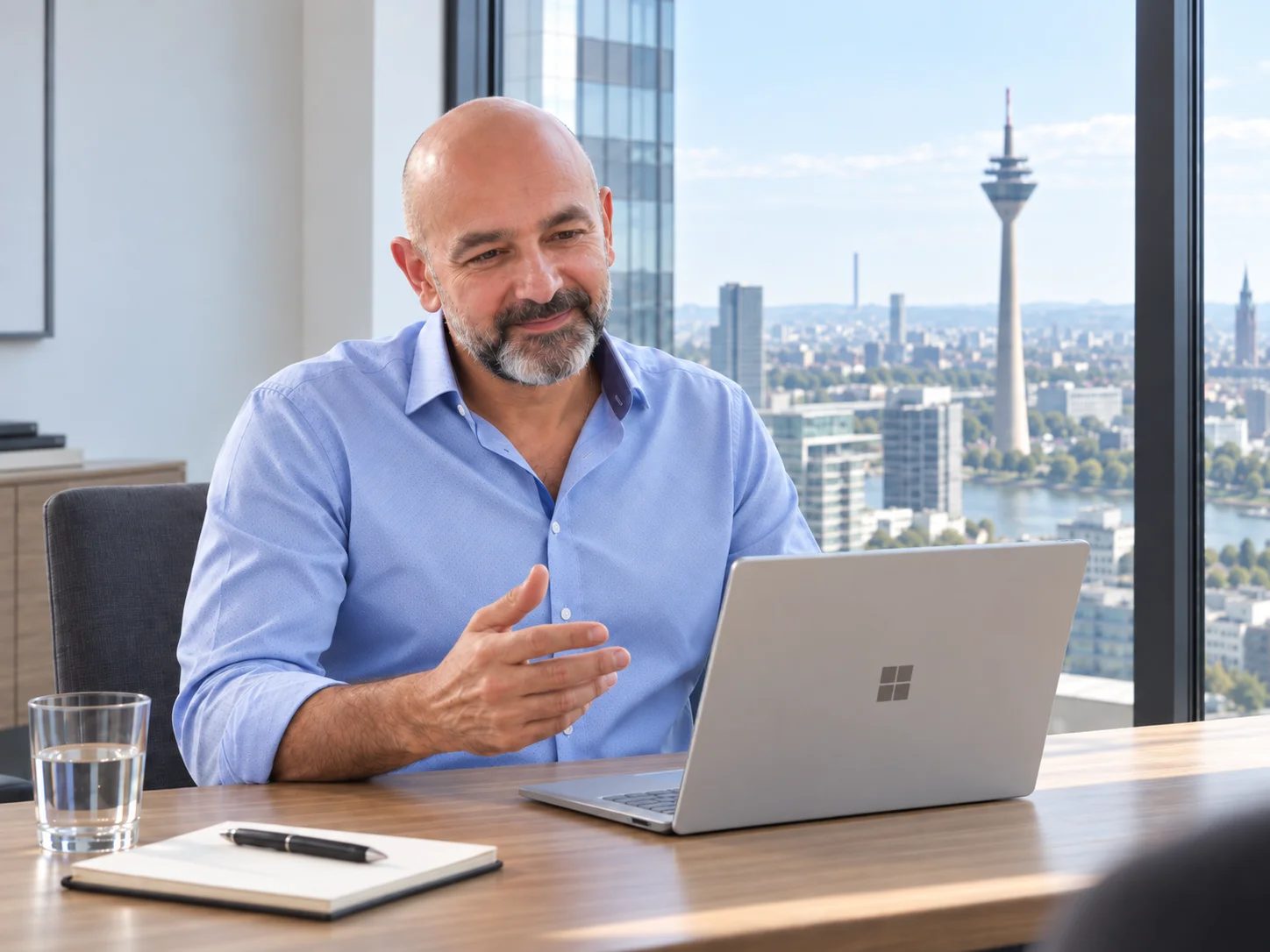 Dimitrios Pantelidis bei einem Online-Coaching zum Yager-Code mit Microsoft Surface in Düsseldorf.