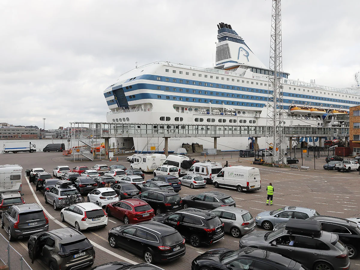 Silja-Line + PKW dreamstimemaximum_289604167