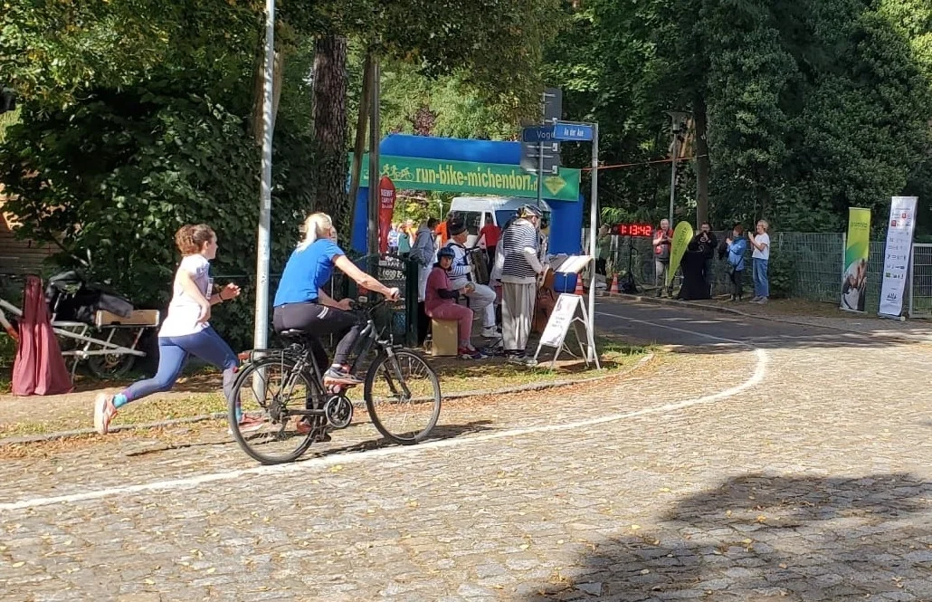 Run and Bike 2025_Anne und Janine kurz vor dem Ziel_Fotorecht_Ingolf Jentzsch