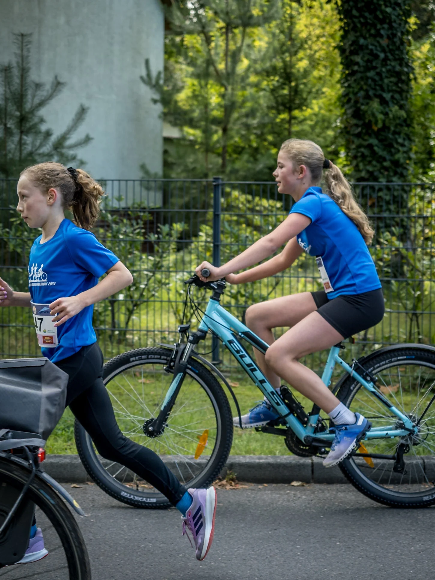 Run and Bike 2025_Jule mit Laufpartnerin_Fotorecht_Jan Conrady