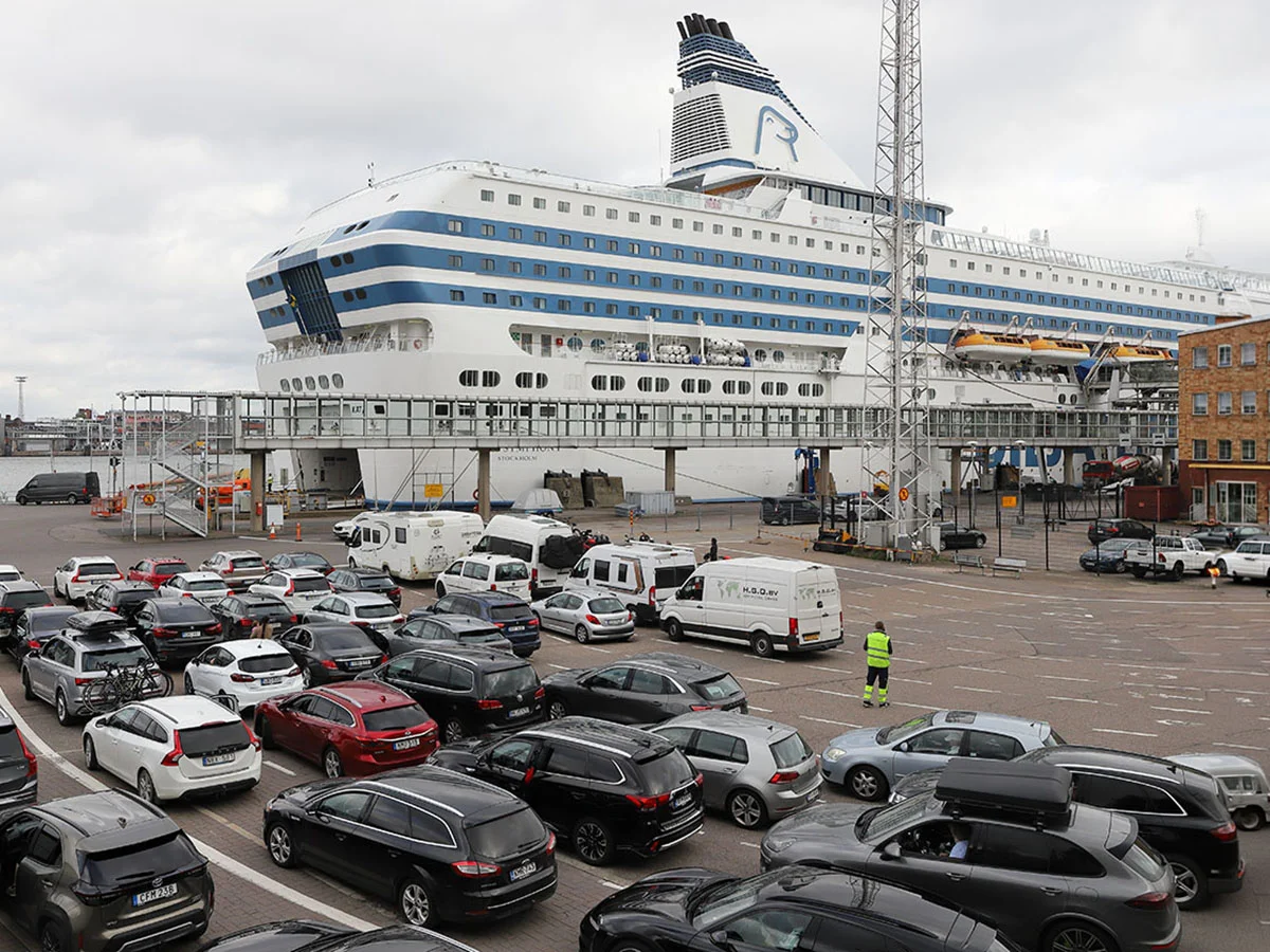 Silja-Line + PKW dreamstimemaximum_289604167_2