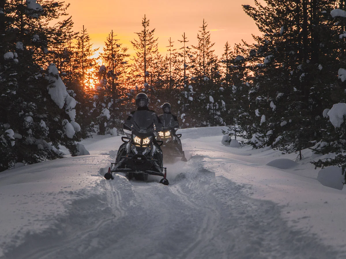 ArcticSnowHotel_Glass_huts_safari_8