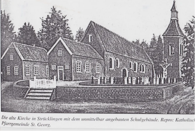 Die alte Kirche in Strücklingen mit dem unmittelbar angebauten Schulgebäude. Repro: Katholische Pfarrgemeinde St. Georg