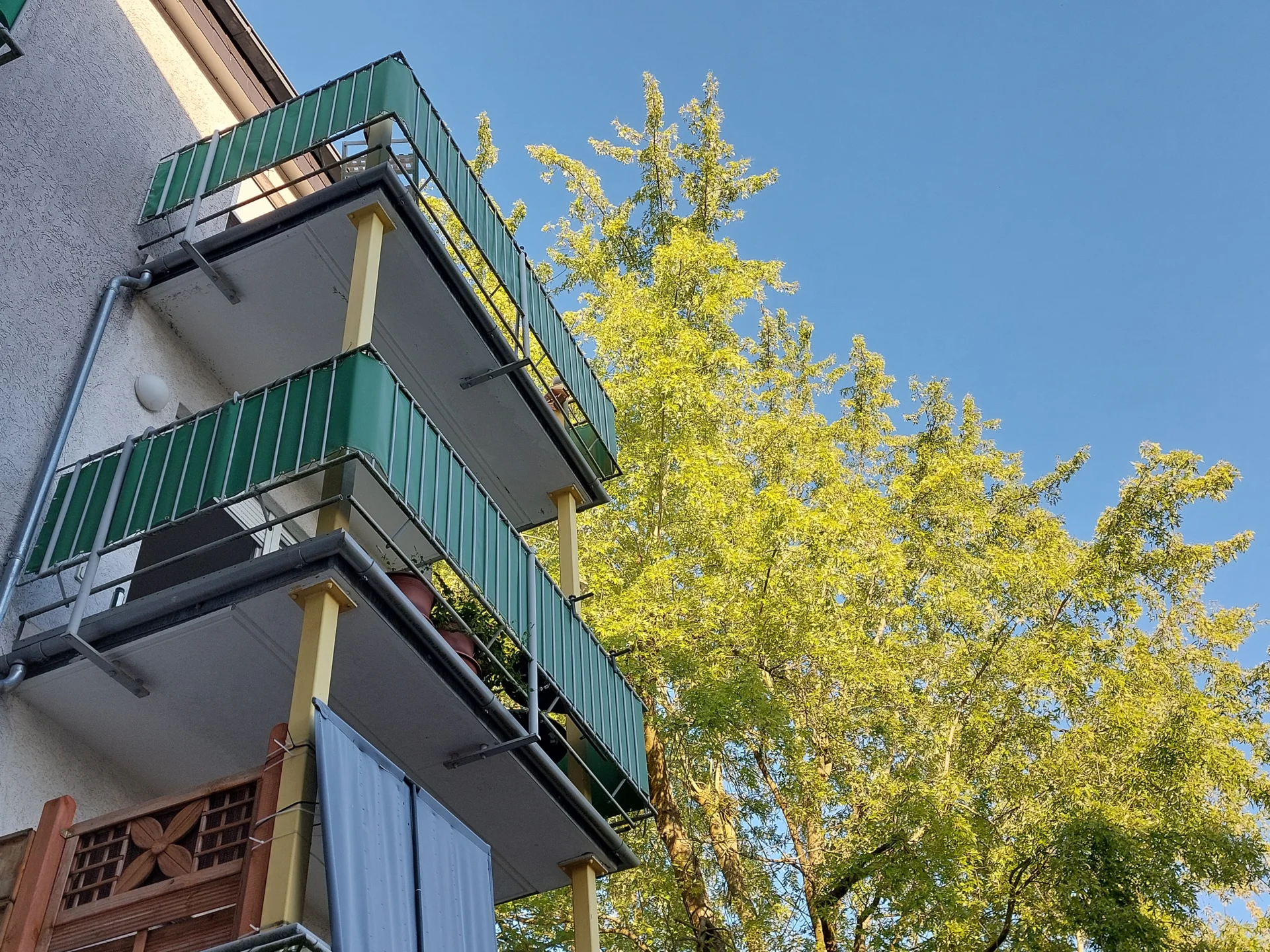 Blick auf die Außenfassade der Wohnanlage mit zwei Balkonen