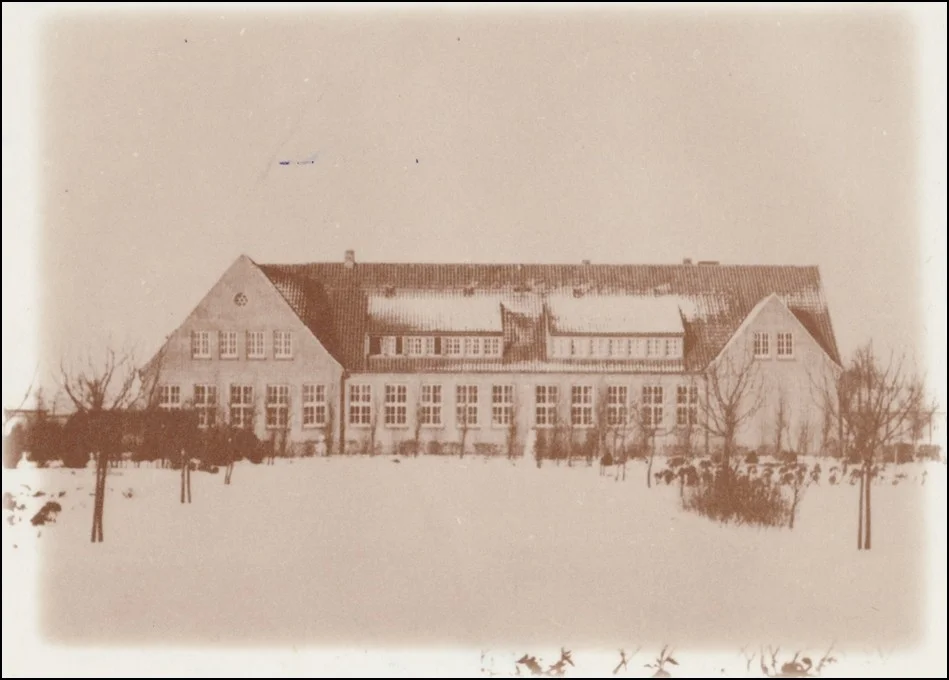 Rückwärtige Ansicht der Marienschule mit dem davorliegenden Apfelgarten
