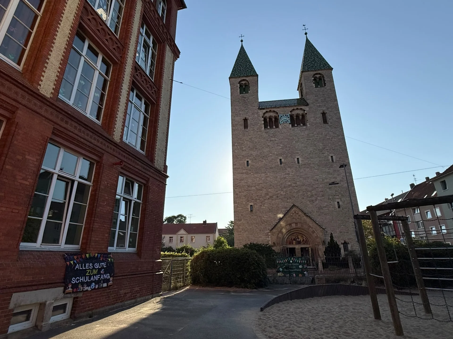 Schulhof und Elisabethkirche