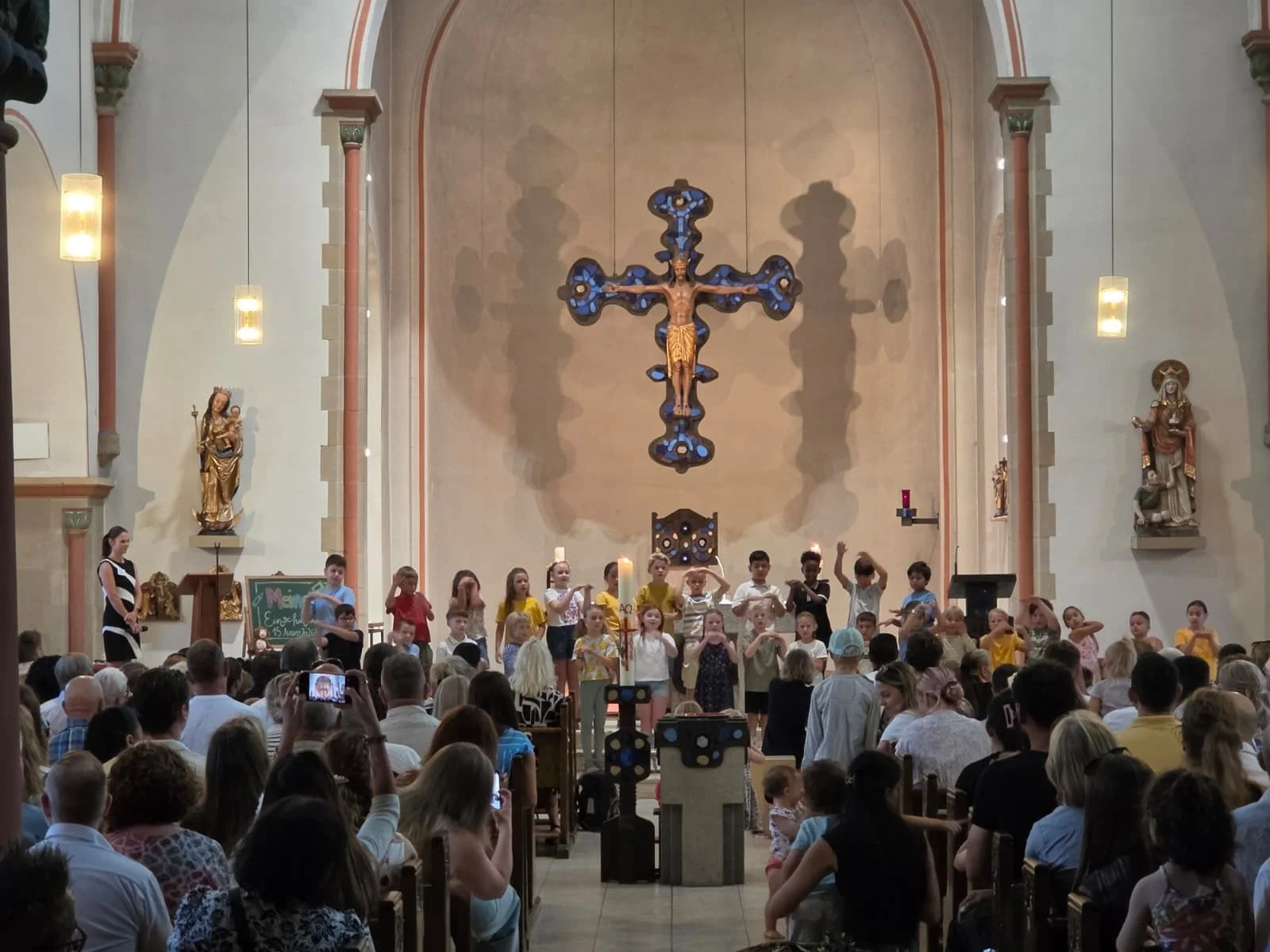 Aufführung der 2. Klassen für die Ersties