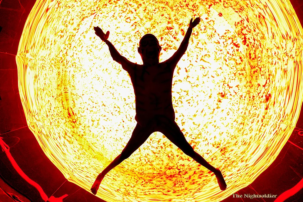Leuchtende Sonne mit Horrorgestalt