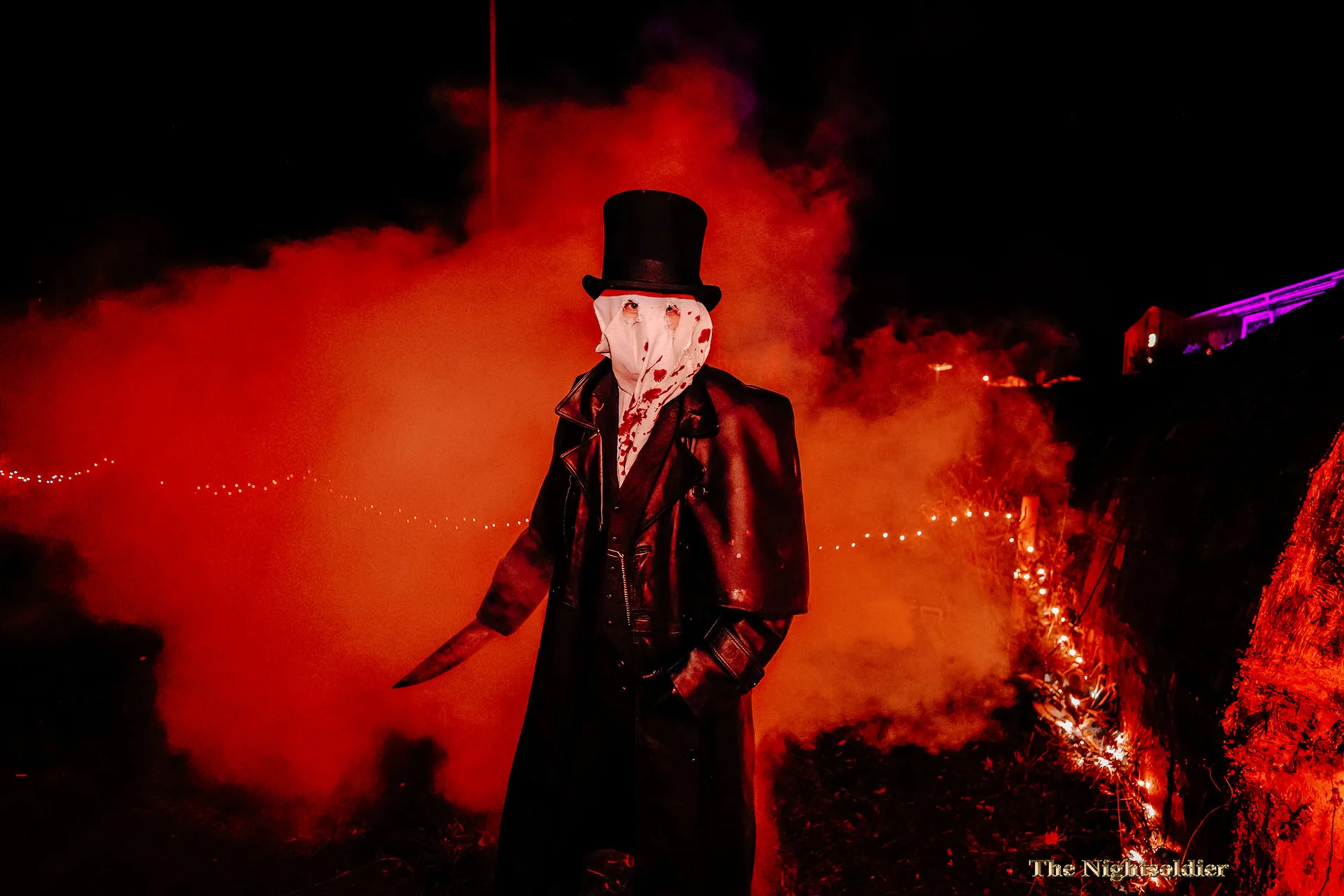 Horrorschauspieler im Nebel
